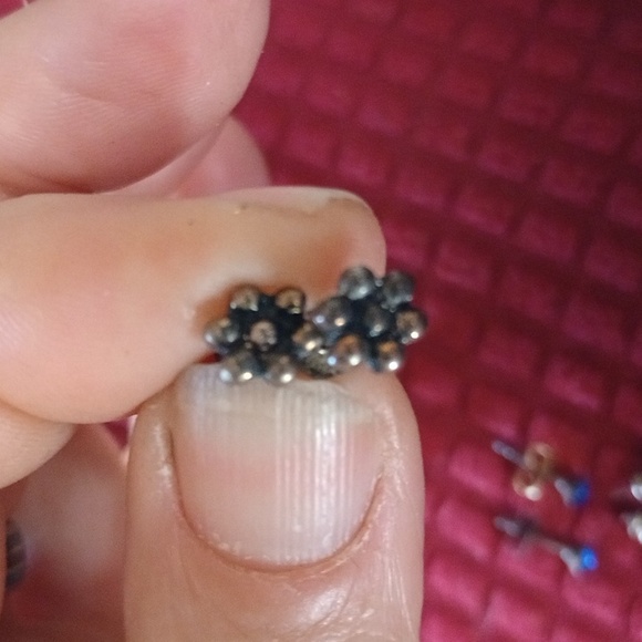 Lot of four vintage stud style pierced earrings - Picture 2 of 5